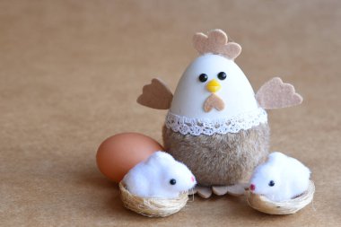 Yuvada yeni doğmuş tavukların neşeli Paskalya sahnesi, tavşanlar, havuçlar, yumurtalar ve doğal doğal arkaplanda dekorasyon. Boş kopya alanı. Mutlu Paskalyalar.