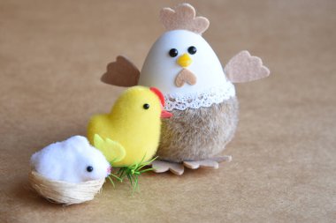  Boş kopya alanı. Yuvada yeni doğmuş tavukların, tavşanların, havuçların, yumurtaların ve doğal arkaplanda dekorasyonun neşeli Paskalya sahnesi. Mutlu Paskalyalar