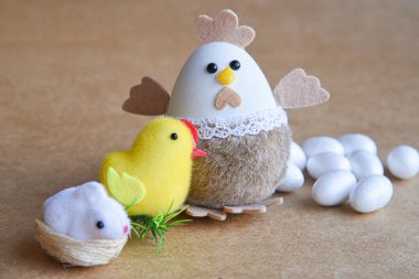  Boş kopya alanı. Yuvada yeni doğmuş tavukların, tavşanların, havuçların, yumurtaların ve doğal arkaplanda dekorasyonun neşeli Paskalya sahnesi. Mutlu Paskalyalar