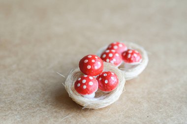 Küçük el havuç ve mantar heykelcikleri boş fotokopi alanı ile doğal arka planda yuvalarda yapılır.