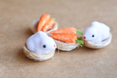 Yuvada yeni doğmuş tavukların neşeli Paskalya sahnesi, tavşanlar, havuçlar, yumurtalar ve doğal doğal arkaplanda dekorasyon. Boş kopya alanı. Mutlu Paskalyalar.