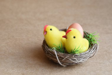  Boş kopya alanı. Yuvada yeni doğmuş tavukların, tavşanların, havuçların, yumurtaların ve doğal arkaplanda dekorasyonun neşeli Paskalya sahnesi. Mutlu Paskalyalar