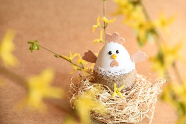Güzel bir Paskalya süsü. Tavşanlar, tavuklar, yumurtalar, yuvalar, havuçlar, çiçekler ve ruh. Çiçekli salıncakta tavşan, anne tavuk ve yumurta. 