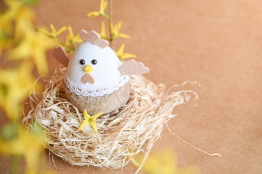 Güzel bir Paskalya süsü. Tavşanlar, tavuklar, yumurtalar, yuvalar, havuçlar, çiçekler ve ruh. Çiçekli salıncakta tavşan, anne tavuk ve yumurta. 