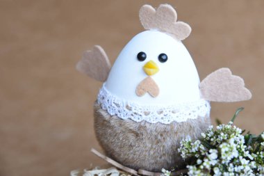 Yuvadaki Paskalya yumurtaları. Çikolata yumurtaları, tavşanlar, çiçekler ve doğal arka plan süslemeleri. Boş kopya alanı olan Paskalya arkaplanı