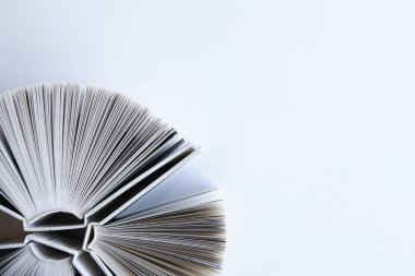 Birbiri üzerine kapalı kitaplar ve açık sayfaları olan vantilatör ve çiçek gibi açık kitaplar. Kitaplar ve boş kopya alanı ile modern ve basit parlak arkaplan.