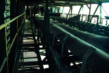 Eski terk edilmiş fabrika odaları ve eski makineler. Paslı metal eşyalar, tozlu makineler, bozuk eşyalar. Çamur, örümcek ağı nem ve küf. 