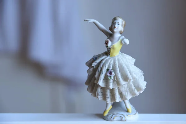 Красивая Старинная Фарфоровая Фигурка Балерины Сломанной Рукой Танцующей Кружевном Балетном — стоковое фото