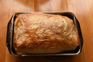 Sıcak ev yapımı turta, gibanica, boş fotokopi alanı olan ahşap masada pide.