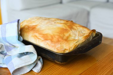 Sıcak ev yapımı turta, gibanica, boş fotokopi alanı olan ahşap masada pide.