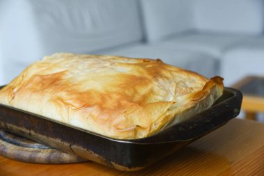 Sıcak ev yapımı turta, gibanica, boş fotokopi alanı olan ahşap masada pide.