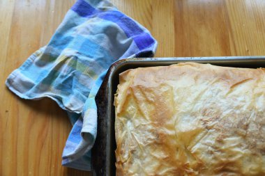 Sıcak ev yapımı turta, gibanica, boş fotokopi alanı olan ahşap masada pide.