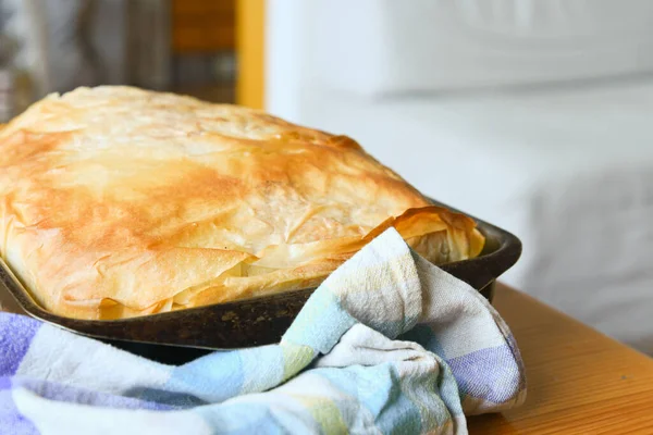 Sıcak ev yapımı turta, gibanica, boş fotokopi alanı olan ahşap masada pide.