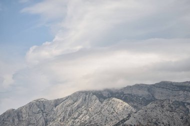 Kayalık dağlar ve bulutlu gökyüzü