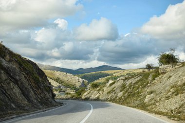 Güzel manzara otoyolda güneşli dağlar ve ormanlar.