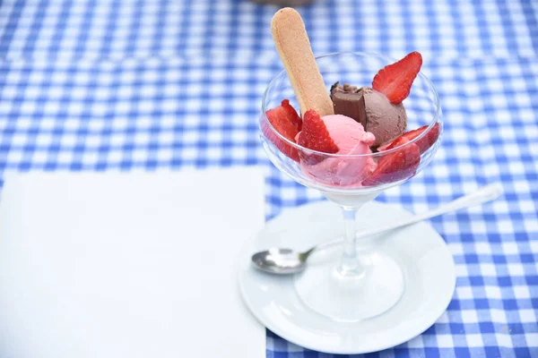 Zmrzlina Skleněné Míse Čerstvými Jahodami Vaflí Čokoládovou Výzdobou Lžící Vedle — Stock fotografie