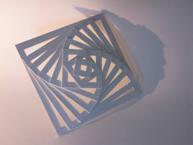Tarafsız arka planda gölgeleri olan üç boyutlu spiral küp modeli. Boş kopyalama alanı