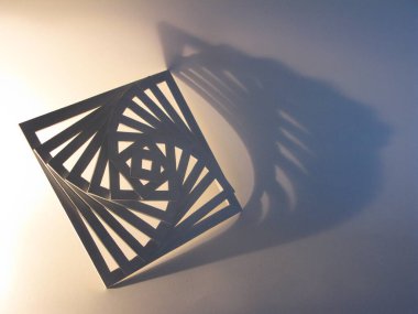 Tarafsız arka planda gölgeleri olan üç boyutlu spiral küp modeli. Boş kopyalama alanı