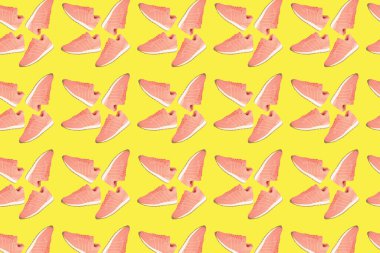 Arka planda izole edilmiş spor ayakkabıları. Renkli arka planda spor ayakkabıları deseni, spor ürünleri için ticari afiş fikri. Rahat spor ayakkabı tasarımı. Boş kopyalama alanı