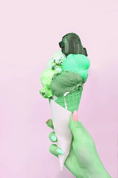 Женщина Держит Руках Красочное Мороженое Вафле Пустое Пространство — стоковое фото