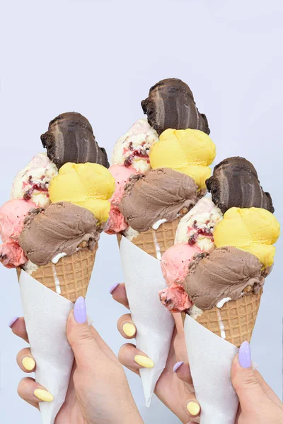 Manos Femeninas Multiplicadas Sosteniendo Helados Colores Oblea Espacio Copia Vacío — Foto de Stock