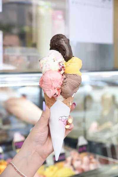 Manos Sosteniendo Delicioso Helado —  Fotos de Stock