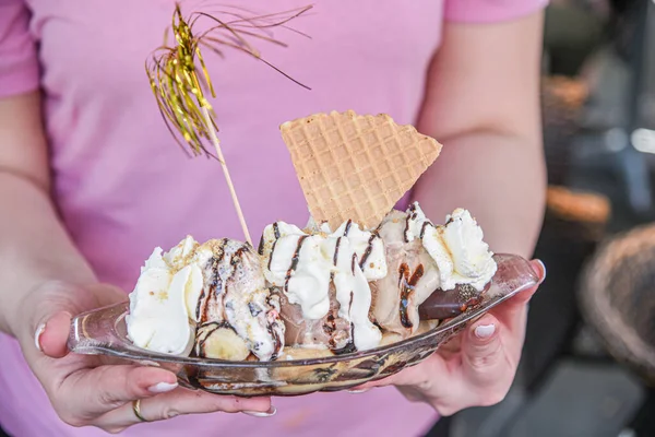 Fille Tenant Bol Plein Crème Glacée Avec Décoration Galette Fille — Photo