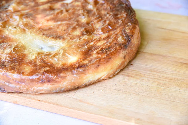 Burek Produits Boulangerie Sur Panneau Bois Avec Décoration Fleurs Fraîches — Photo