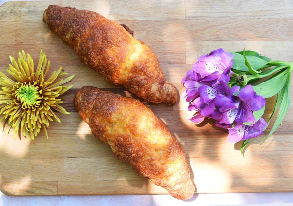 Burek Produits Boulangerie Sur Panneau Bois Avec Décoration Fleurs Fraîches — Photo