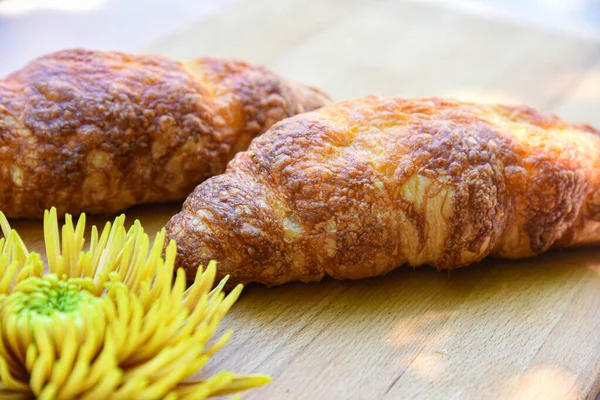 Burek Produtos Padaria Placa Madeira Com Decoração Flores Frescas — Fotografia de Stock