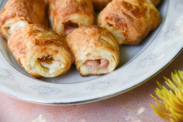 Burek Och Bageri Produkter Träskiva Med Färska Blommor Dekoration — Stockfoto