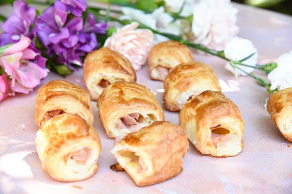 Productos Oficina Panadería Sobre Tabla Madera Con Decoración Flores Frescas — Foto de Stock