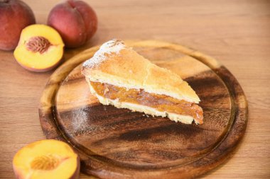 Ahşap masanın üzerinde nefis bir kek turtası. Reçelli kurabiye. Şekerli taze meyve süslemesi