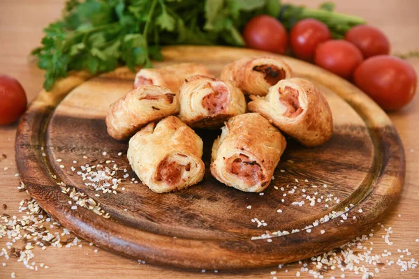 Ahşap masa üzerinde fırın ürünleri ve domates ve maydanozun dekorasyonu, fındık ve taze meyve ve sebze.