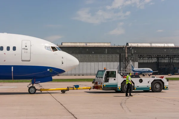 22 May 2015, Airport  Domodedovo : Passenger airliner being pushed back on the runway in airport — Stock Photo, Image