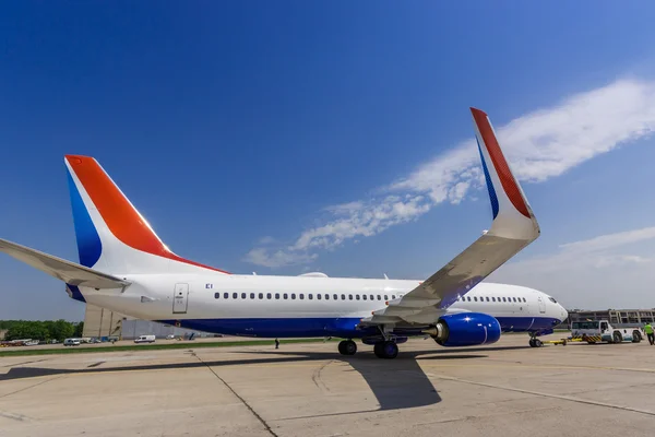 2015 년 5 월 22 일, 도모데도보 공항: 공항에서 활주로에 다시 밀어 보잉 737-800 — 스톡 사진