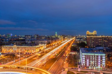 Dinamo bölgesi. Büyük şehir ışıkları. Leningrad Bulvarı 'nda parlak gece lambası izleri var..