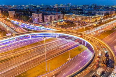 Mocow, Dinamo bölgesi. Büyük şehir ışıkları. Parlak gece lambası izleriyle çok katlı kavşak.