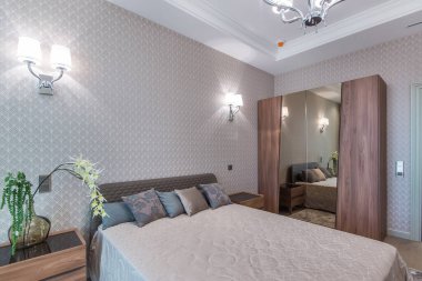 Yatak odasının içinde ahşap bir gardırop var.