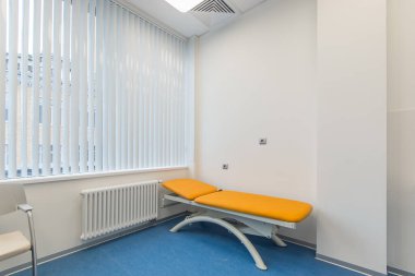 Yeni modern bir hastanede yataklı ve tıbbi donanımsız bir hastane odası.