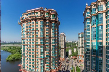Moskva Nehri 'nin seti üzerinde çok katlı bir kompleks olan 