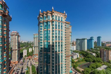 Moskva Nehri 'nin seti üzerinde çok katlı bir kompleks olan 