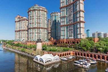 Moskva Nehri 'nin seti üzerinde çok katlı bir kompleks olan 