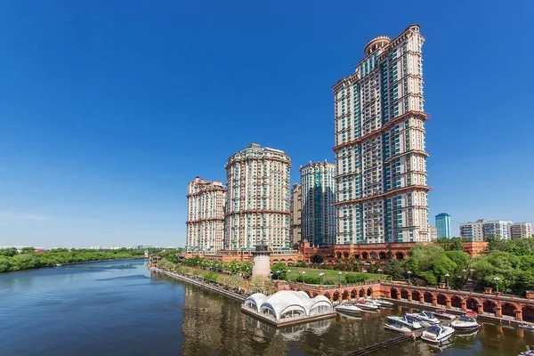 Moskva Nehri 'nin seti üzerinde çok katlı bir kompleks olan 