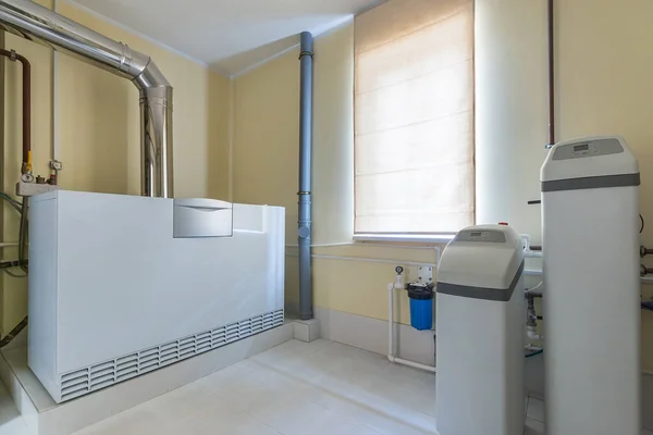 Özel bir evde gaz kazan dairesi. Su filtreleme ve yumuşatma sistemi