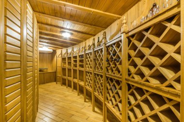 Ahşap raflarda şişesiz şarap mahzeni