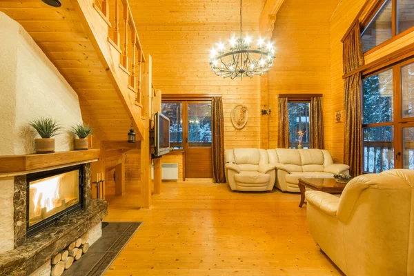居心地の良い光のソファと暖炉のある素朴な木造住宅のリビングルーム — ストック写真
