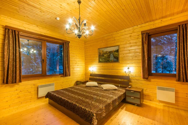 Ein Gemütliches Schlafzimmer Einem Holzhaus Mit Einem Breiten Bett Zwei — Stockfoto