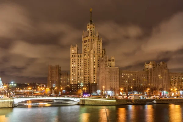 Высотное здание на Котельнической набережной в Москве ночью . — стоковое фото