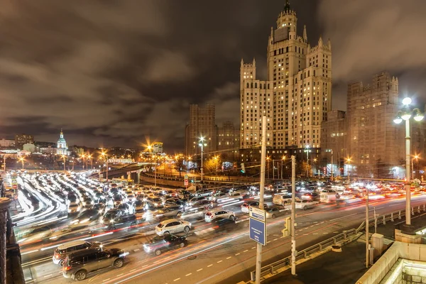 Μποτιλιάρισμα στις Kotelnicheskaya ανάχωμα στη Μόσχα τη νύχτα. — Φωτογραφία Αρχείου
